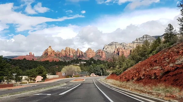 Sedona, AZ, ABD yakınlarındaki otobanın yanındaki muhteşem dağlar