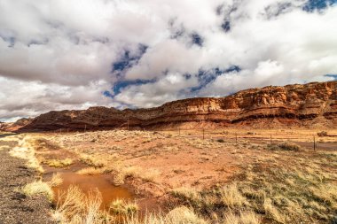 Tepedeki gölgeler ve parlak gökyüzü ve çöl otları, AZ, ABD