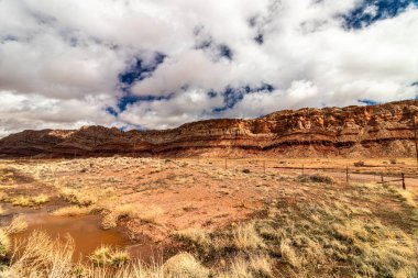 Çöl çimlerine, tepelere ve yuvarlanan bulutlara odaklan, AZ, ABD