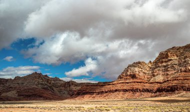 Tepelerin yarısı gölgeli, diğer yarısı güneşli, AZ, ABD 'nin vahşi doğasında.