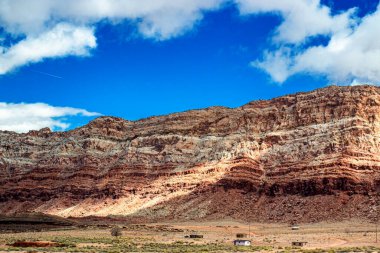 Dev dağlar ve küçük evler. AZ, ABD 'nin vahşi doğası.