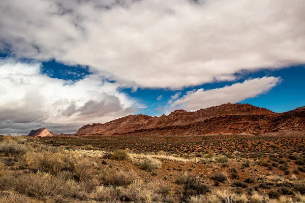 Engebeli topraklar ve kalın beyaz bulutlar, AZ, ABD