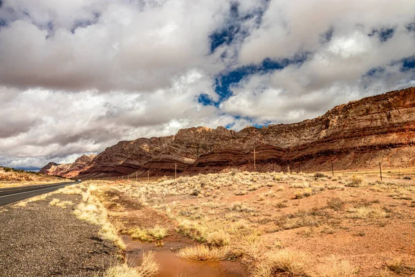 Recogida Agua Lluvia Por Carretera Cerca Del Paisaje Del Desierto — Foto de Stock