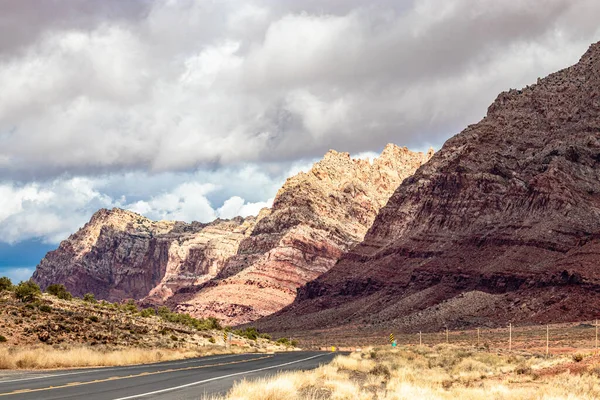 Carretera Abraza Las Colinas Ondulantes Desierto — Foto de Stock