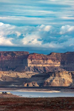 Nehirde altın saat, güneş dağlara vurduğunda kenetlenen tekneler - Page, AZ, ABD