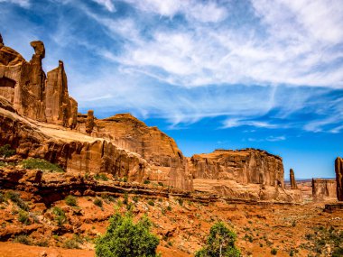 Arches Ulusal Parkı, UT, ABD 'deki kırmızı kayaların nefes kesici manzarası.