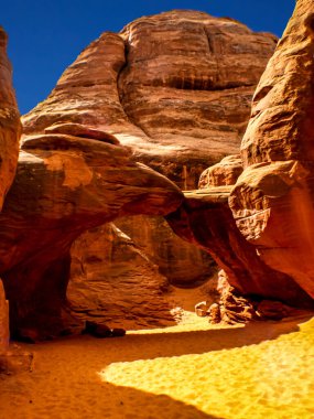 Arches Ulusal Parkı, UT, ABD 'de kızıl kaya ve kemerlerle dolu parlak bir öğleden sonra.
