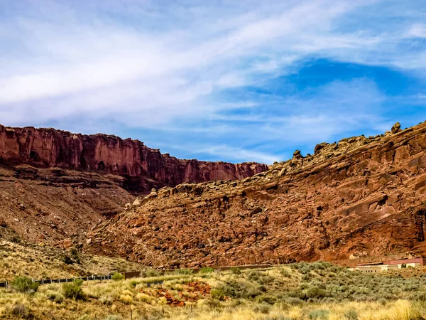 Arches Ulusal Parkı 'nın çarpıcı kumtaşı manzarası, UT, ABD