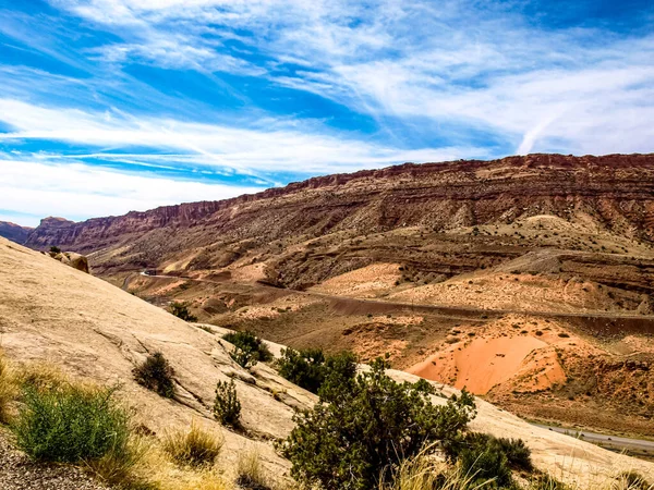 Çöl manzarasının donuk bitki örtüsüyle kendine has bir güzelliği var, Arches National Park, UT, ABD