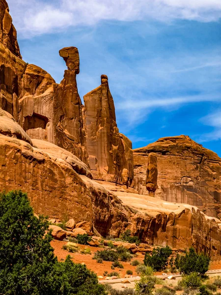 Arches Ulusal Parkı, UT, ABD 'deki otoyolun yanında kırmızı kayalar tehlikeli bir şekilde duruyor.
