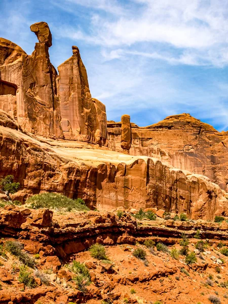 Yüzyıllardır doğa tarafından doldurulmuş kum taşı katmanları ve katmanları, Arches National Park, UT, ABD