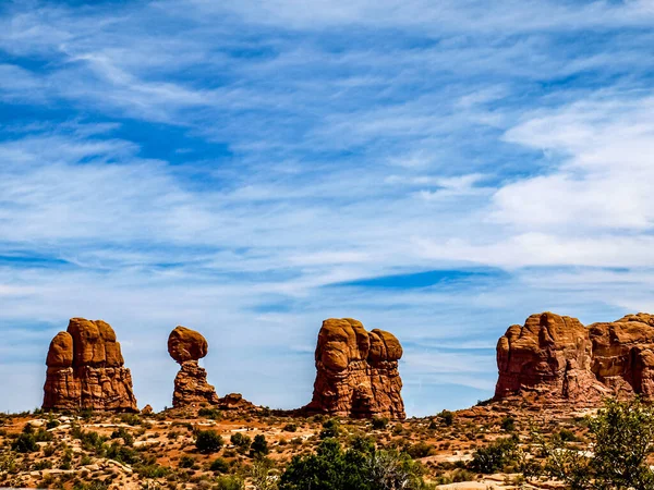 Dev kumtaşı kayaların üzerinde dengeleyici kayalar, Arches Ulusal Parkı, UT, ABD
