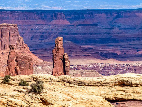 Kırmızı kayalar parlıyor. Canyonlands Ulusal Parkı, UT, ABD 'de güneş ışığı.