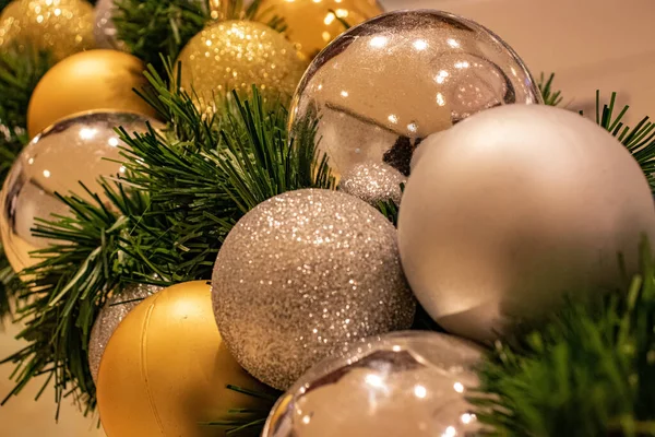 Navidad Decorativa Brillando Oro Bajo Las Luces Amarillas — Foto de Stock