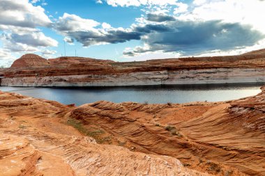 Glenn Canyon, Page, Arizona, ABD yakınlarındaki Colorado 'nun her iki yakasındaki kaya oluşumlarının görüntüsü