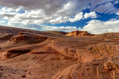 Mavi gökyüzüne ve bulutlara uzanan kaya dalgaları, The Chains, Page, Arizona, ABD