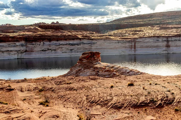 콜로라도 사막의 암석층을 가르며 흐르고 Chains Page Arizona Usa — 스톡 사진