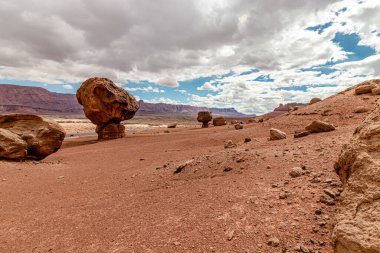 Geniş açık alan, gökyüzü ve bulutlar zihinleri açar, Vermillion uçurum aralığı, Page, AZ, ABD