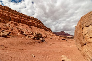 Çevredeki insanların birkaç katı büyüklükte kayalar, Vermillion uçurum menzili, Page, AZ, ABD