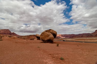 Bu kadar büyük kireçtaşı kayaları, Vermillion uçurumları, Page, AZ, ABD 'de arabalar çok küçük görünür.