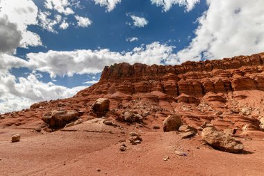 Mavi gökyüzüne ve her boyutta kaya taşıyan bulutlara dokunmak, Vermillion yamaç aralığı, Page, AZ, ABD