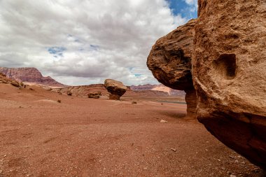 Karayolu, Vermillion yamaç aralığı, Page, AZ, ABD dışında yan yana dev kayalar.