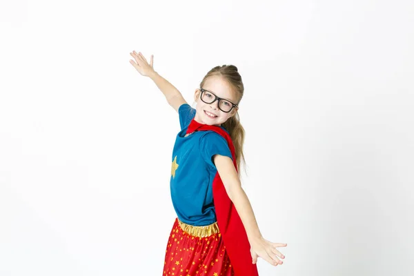 Rubia Supergirl Con Gafas Túnica Roja Camisa Azul Está Posando — Foto de Stock