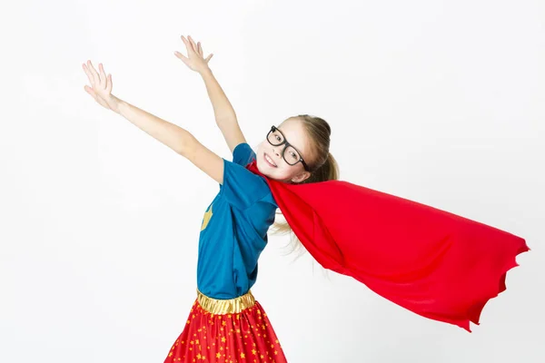 Blond Supergirl Okulary Red Shirt Und Niebieski Szlafrok Pozuje Studio — Zdjęcie stockowe