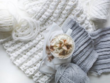 Sıcak çikolata çikolata parçacıklı örme arka plan üzerinde beyaz fincan