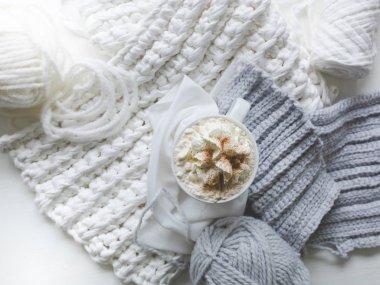 Sıcak çikolata çikolata parçacıklı örme arka plan üzerinde beyaz fincan