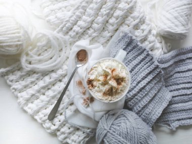 Sıcak çikolata çikolata parçacıklı örme arka plan üzerinde beyaz fincan