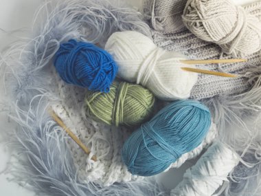 Beyaz zemin üzerinde renkli yün çeşitleri.