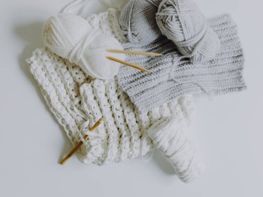Beyaz ve gri yün tığ ve örgü iğne ile görünümü Kapat