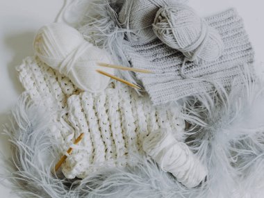 Beyaz ve gri yün tığ ve örgü iğne ile rahat kompozisyon