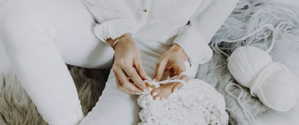 Vista Cortada Mulher Sentada Chão Madeira Crochê Com Branca — Fotografia de Stock