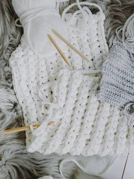 Composition Confortable Laine Blanche Grise Avec Crochet Aiguilles Tricoter — Photo