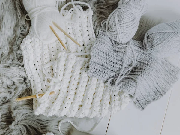 뜨개질 뜨개질 바늘과 흰색과 양모의 — 스톡 사진