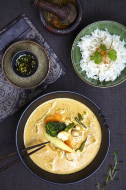 çorba, sebze ve pirinç köri