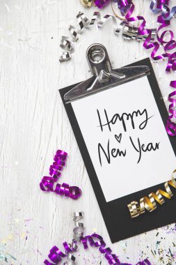 ahşap zemin üzerine kurulu metin happy new year ve karnaval süslemeleri ile kırpma