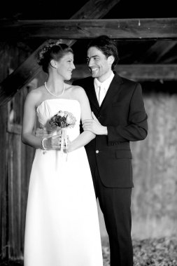 Genç ve güzel gelin ve damat eski ahşap kırsal binada birlikte poz veriyorlar.