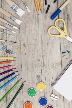 Ahşap arka planda okul aksesuarlarının yakın plan çekimi.