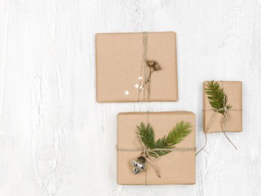 beyaz ahşap arka plan üzerinde noel dekorasyonlu karton kutular 