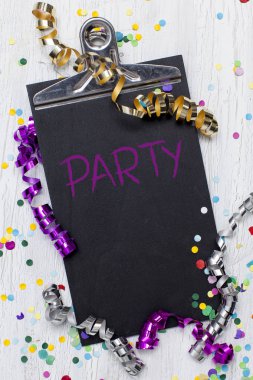 metin parti ve karnaval öğeleri ahşap arka plan üzerinde siyah kırpma kurula