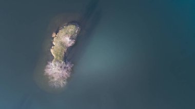 güzel küçük ada küçük donmuş derin mavi gölün ortasında görünümünü büyük uçak