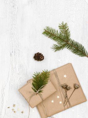 beyaz ahşap arka plan üzerinde noel dekorasyonlu karton kutular 