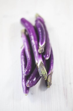 Beyaz arka plan üzerinde izole ham küçük patlıcan yığını yakın çekim 