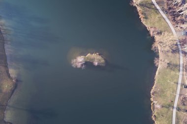 güzel küçük ada küçük donmuş derin mavi gölün ortasında görünümünü büyük uçak