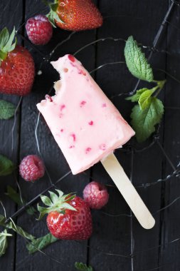 Siyah ahşap zemin üzerine çilekli dondurma