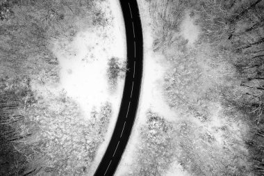 kış orman, dağ yolu havadan görünümü 