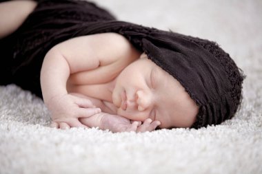 sevimli 3 hafta yeni doğan bebek sarılı üzerinde yorgan uyku Tekstil kahverengi 